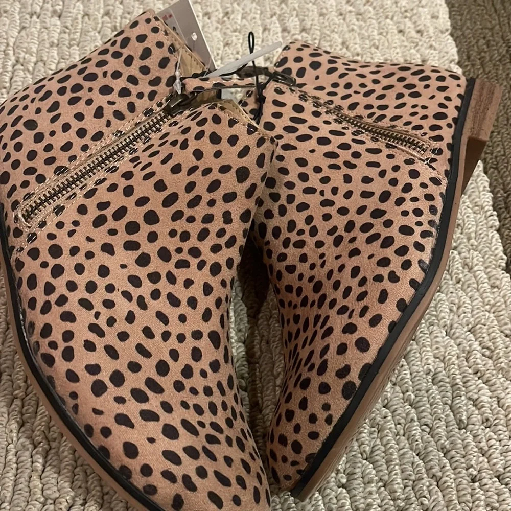 New size 5 girls cat and Jack leopard print ankle boots